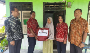 Lapas Ampana Salurkan Bantuan Sosial kepada Warga Sekitar